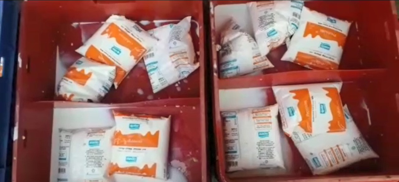 பேக்கிங் சரியில்லாததால் வீணாகும் பால்