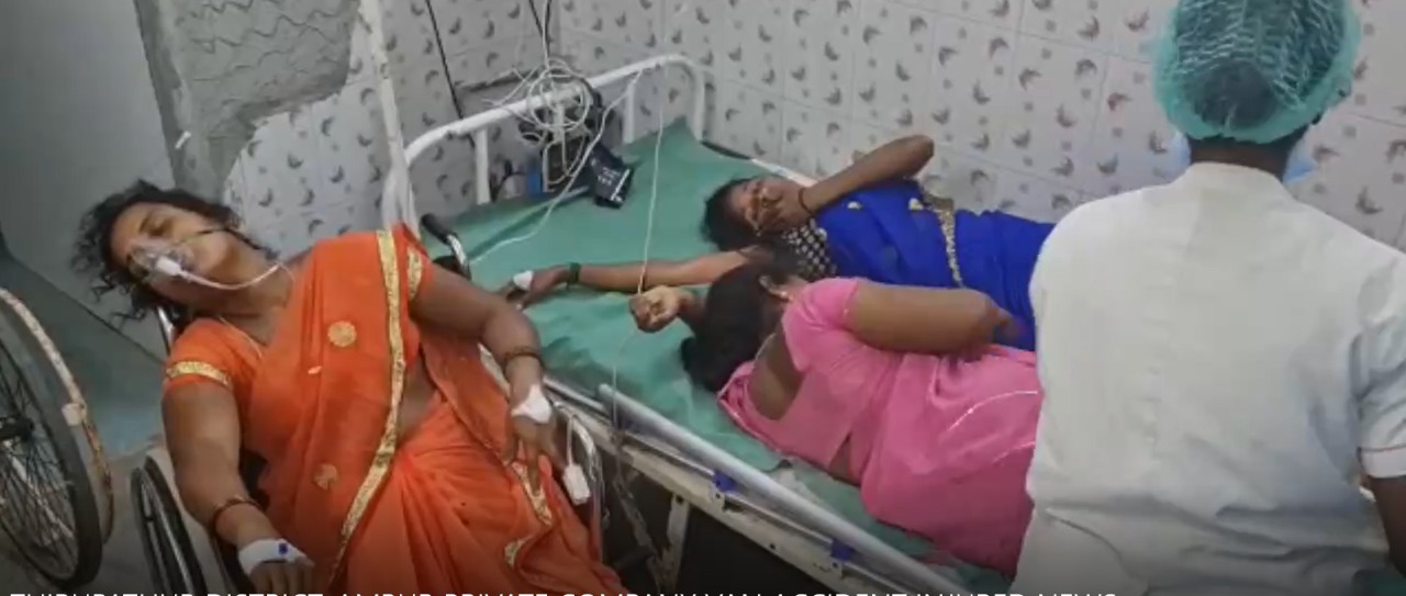 தொழிற்சாலை வேன் கவிந்து விபத்து; 20 பெண்கள் படுகாயம்