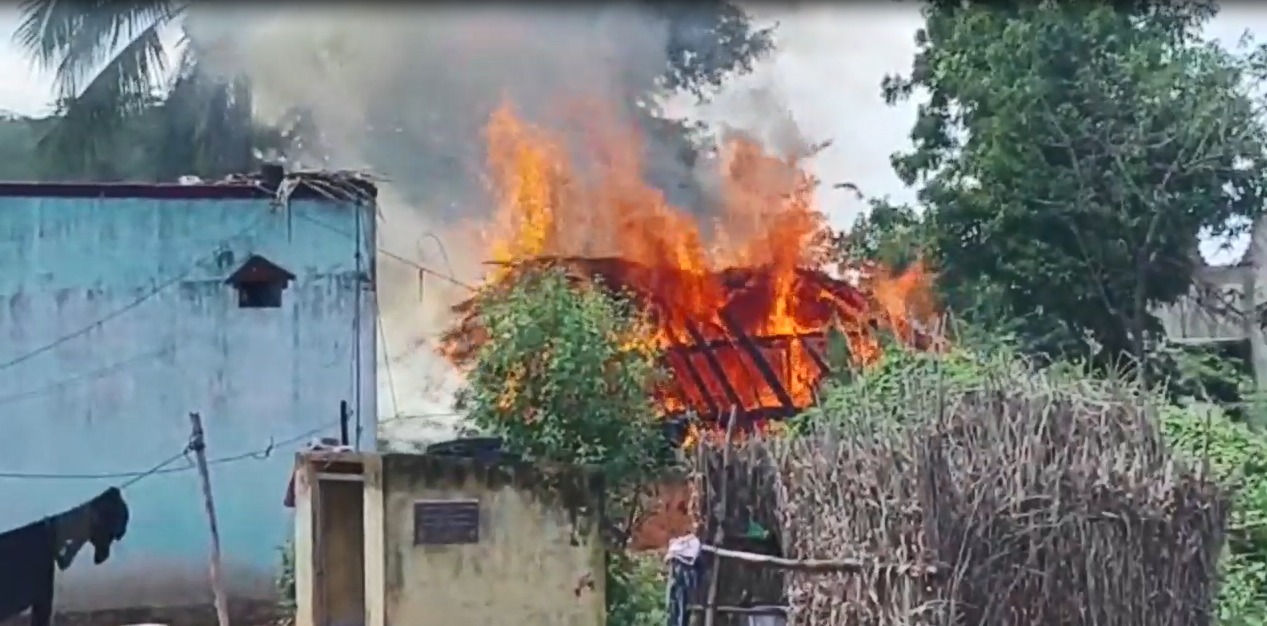தீ பற்றி எரிந்த வீட்டில் சிலிண்டர் வெடித்து வாலிபர் படுகாயம்