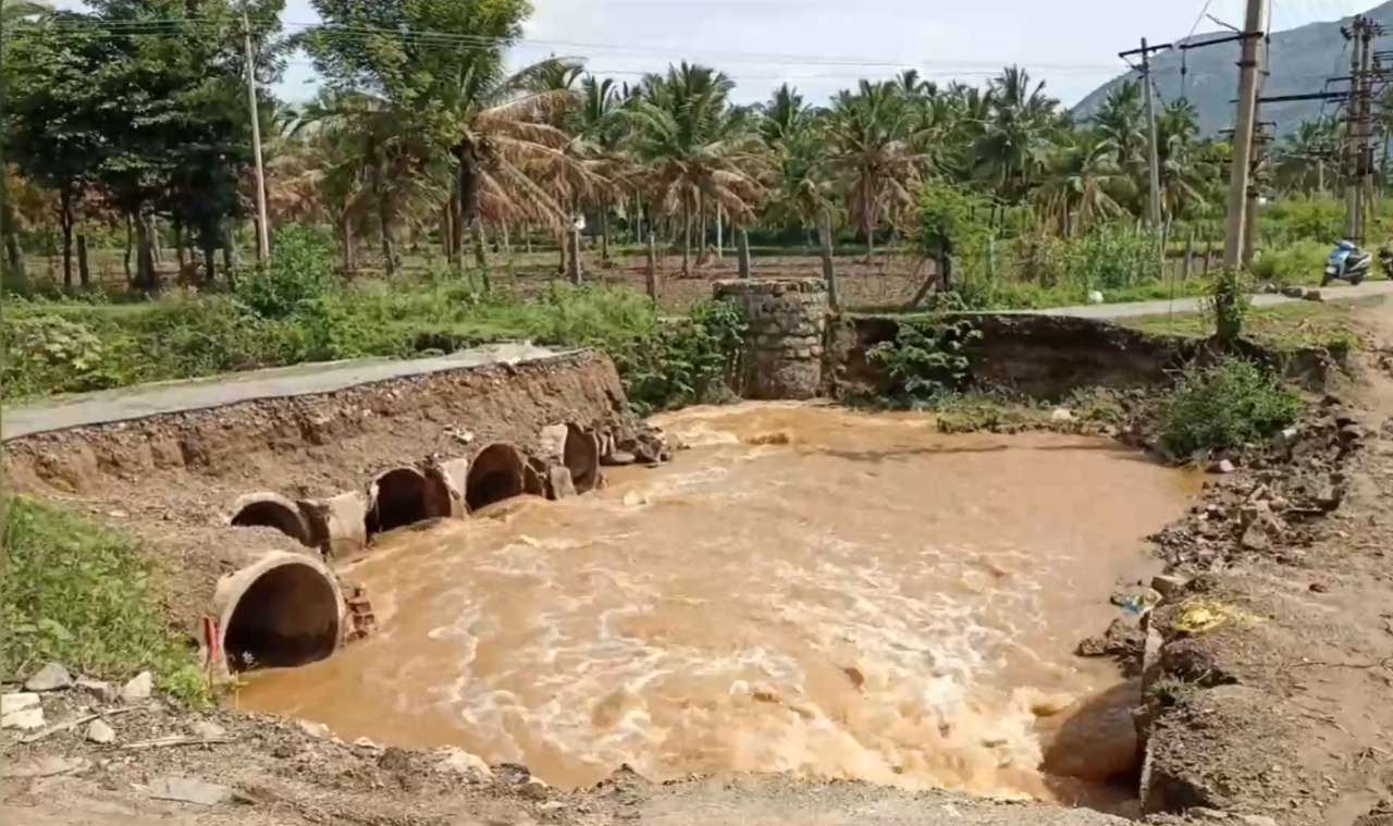 பாலத்தை எடுத்துச் சென்ற ஊராட்சி நிர்வாகம்! ஆற்றைக் கடக்க முடியாமல் 10 கிராம மக்கள் அவதி