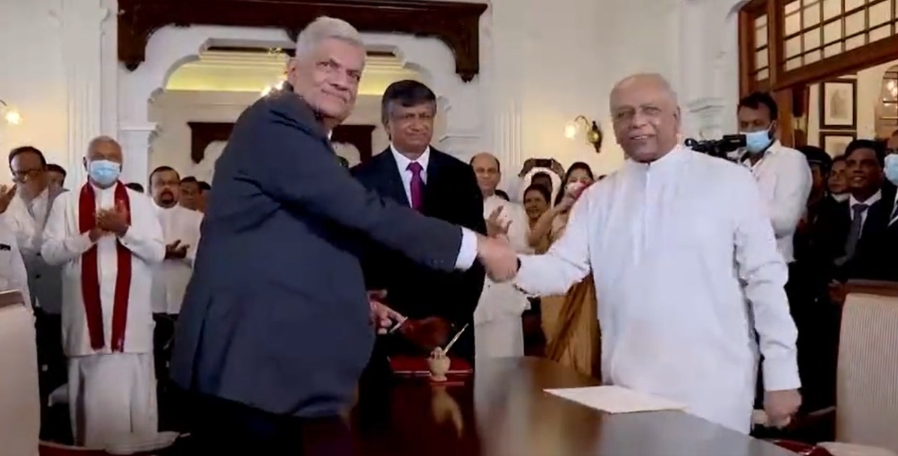 இலங்கையின் புதிய பிரதமர் தினேஷ் குணவா்தனக்கு அதிபர் ரணில் பதவிப்பிரமாணம் செய்து வைத்தார்