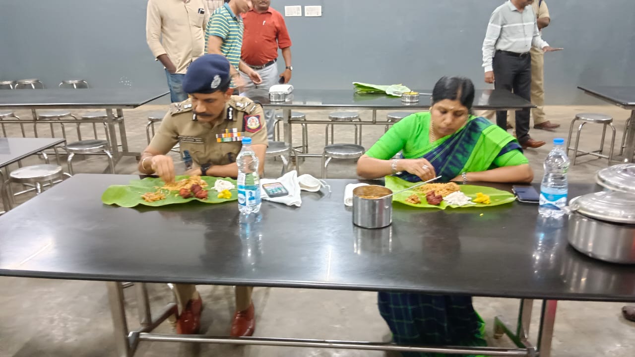 காவலர்களுக்கு பிரியாணி விருந்து வைத்த டிஜிபி