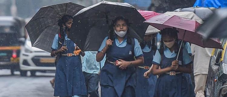 கனமழை காரணமாக பள்ளி, கல்லூரிகள் விடுமுறை! எந்தெந்த மாவட்டங்கள் தெரியுமா?