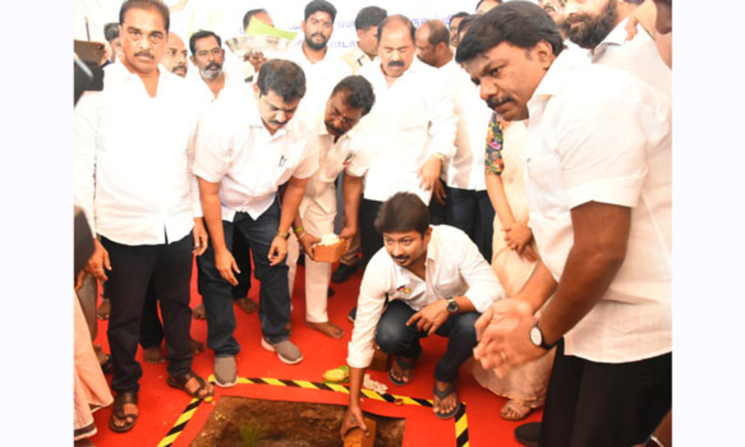 சென்னை நடுக்குப்பத்தில் சாலையோர கழிவு நீரேற்று நிலையத்துக்கு அடிக்கல் நாட்டினார் : அமைச்சர் உதயநிதி ஸ்டாலின்