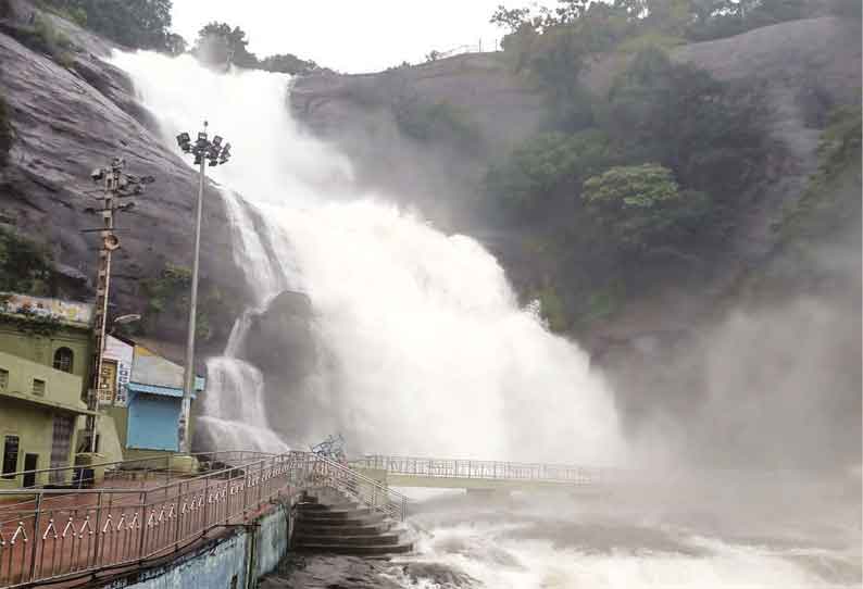 குற்றால அருவிகளில் வெள்ளப்பெருக்கு காரணமாக சுற்றுலா பயணிகள் குளிக்க தடை
