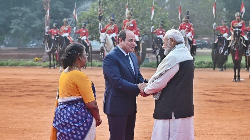 இந்தியா வந்த எகிப்து அதிபருக்கு உற்சாக  வரவேற்பு :  குடியரசுத் தலைவர், பிரதமர்