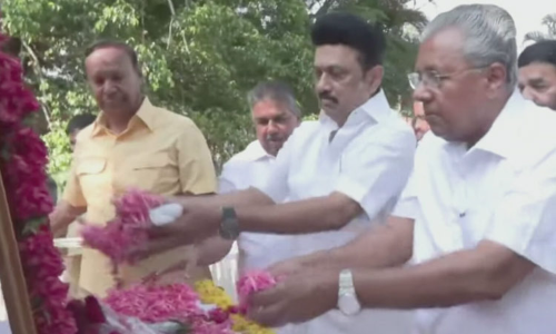 கேரளாவில் பெரியார் நினைவிடத்தில் முதல்வர்  மு.க.ஸ்டாலின், பினராயி விஜயன் மரியாதை : வைக்கம் நூற்றாண்டு விழா
