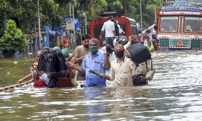 மும்பையில் வெள்ளம் இயல்பு வாழ்க்கை பாதிப்பு நிலச்சரிவுக்கு 22 பேர் பலி